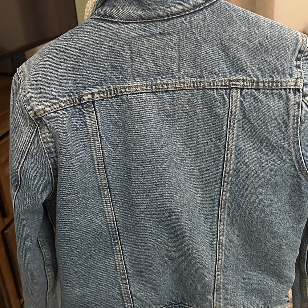 Levi's Light Blue Denim Jacket with Cream Sherpa Collar - Picture 5 of 5